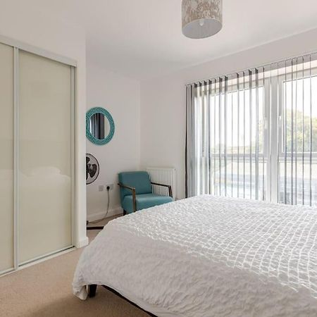 Stylish Station Apartment In Rochester With Free Parking Wainscot ภายนอก รูปภาพ