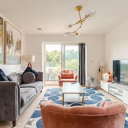 Stylish Station Apartment In Rochester With Free Parking Wainscot ภายนอก รูปภาพ