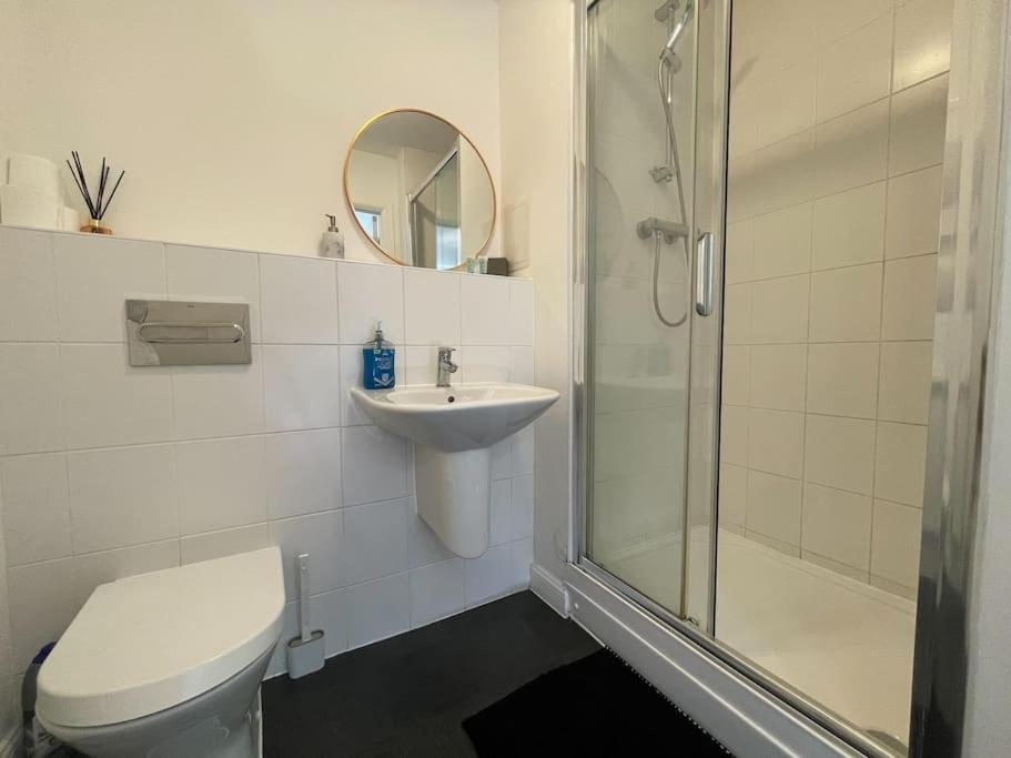 Stylish Station Apartment In Rochester With Free Parking Wainscot ภายนอก รูปภาพ