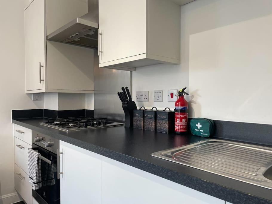 Stylish Station Apartment In Rochester With Free Parking Wainscot ภายนอก รูปภาพ