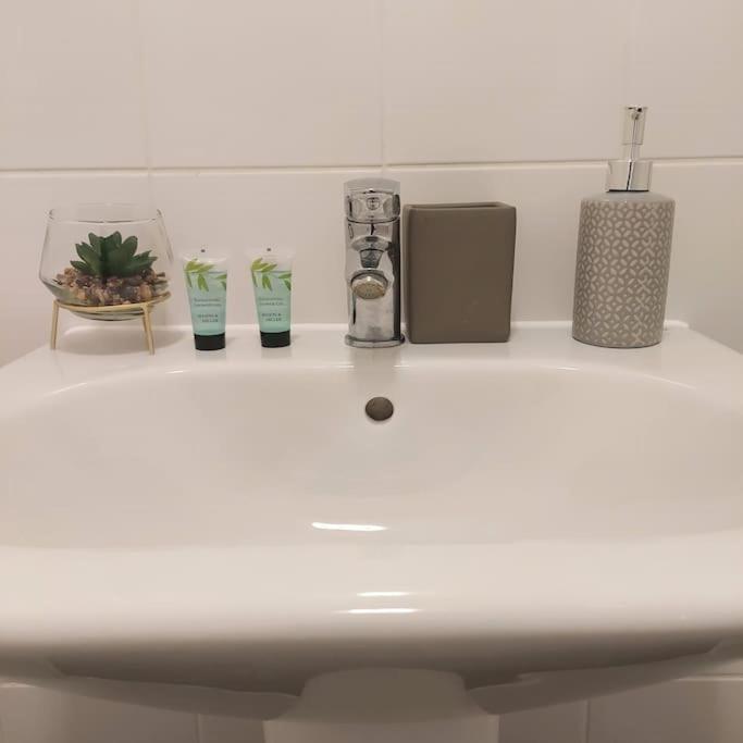 Stylish Station Apartment In Rochester With Free Parking Wainscot ภายนอก รูปภาพ