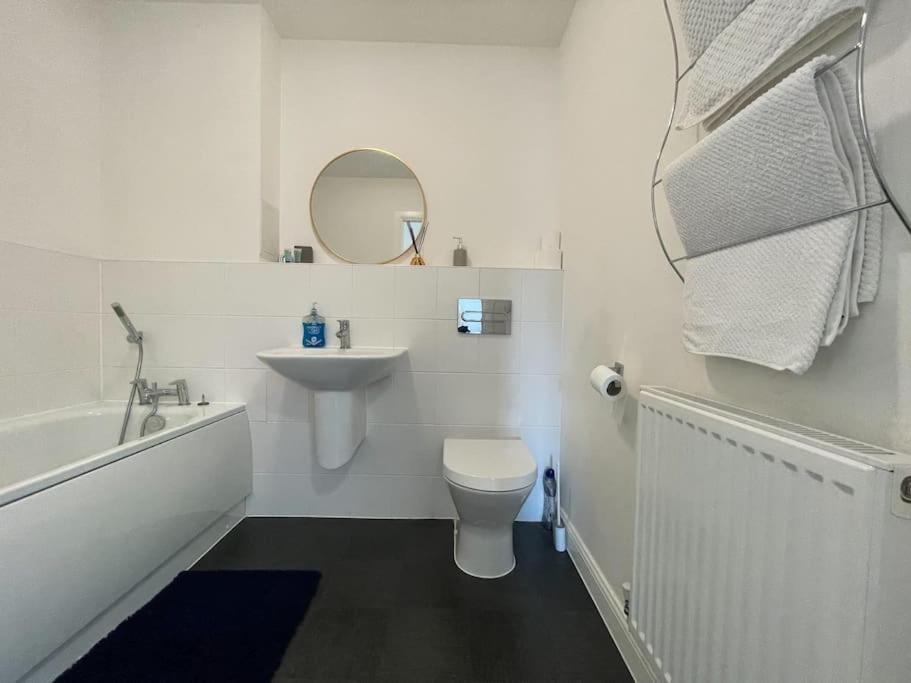 Stylish Station Apartment In Rochester With Free Parking Wainscot ภายนอก รูปภาพ
