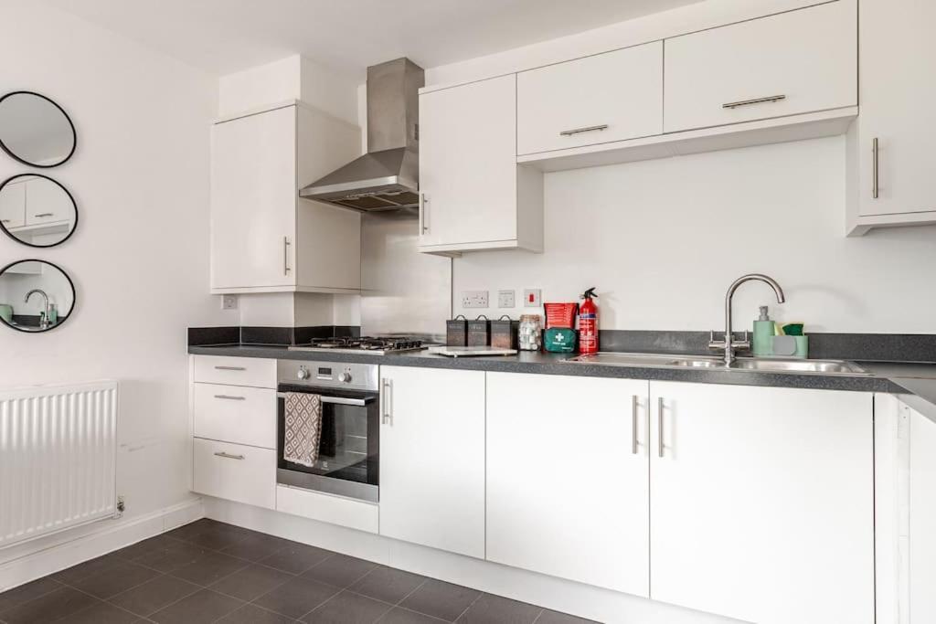 Stylish Station Apartment In Rochester With Free Parking Wainscot ภายนอก รูปภาพ