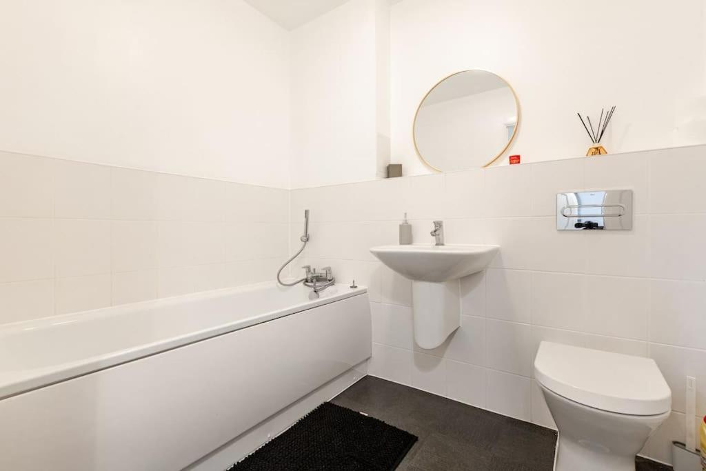 Stylish Station Apartment In Rochester With Free Parking Wainscot ภายนอก รูปภาพ