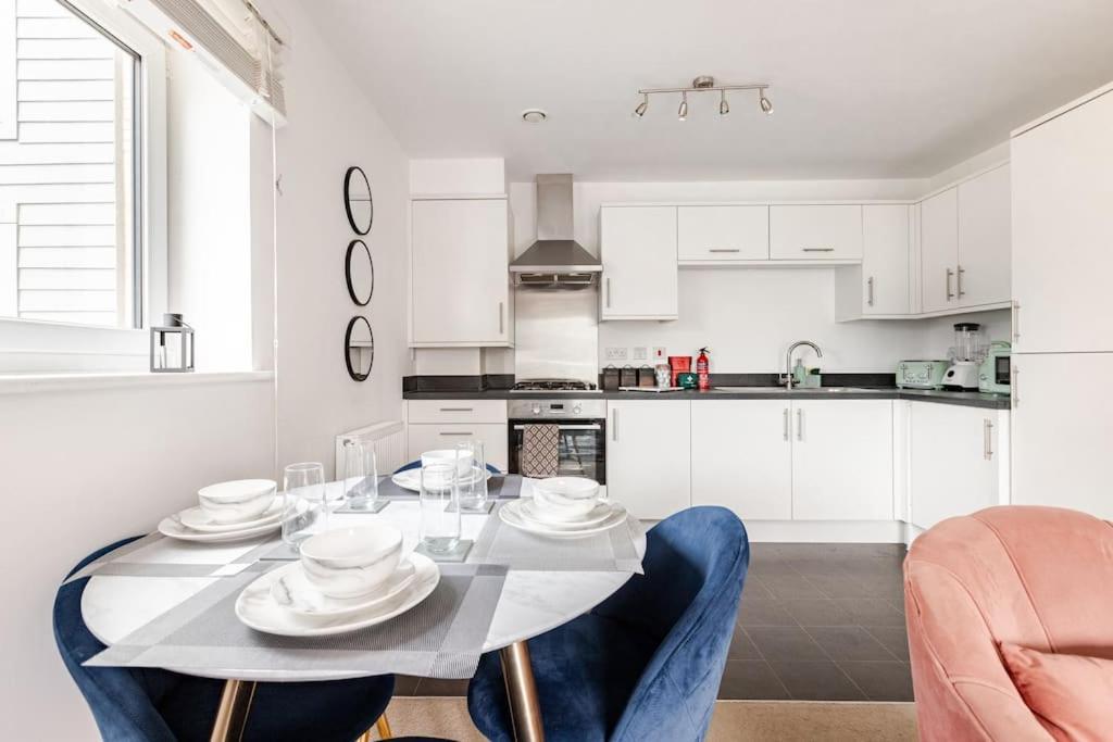 Stylish Station Apartment In Rochester With Free Parking Wainscot ภายนอก รูปภาพ