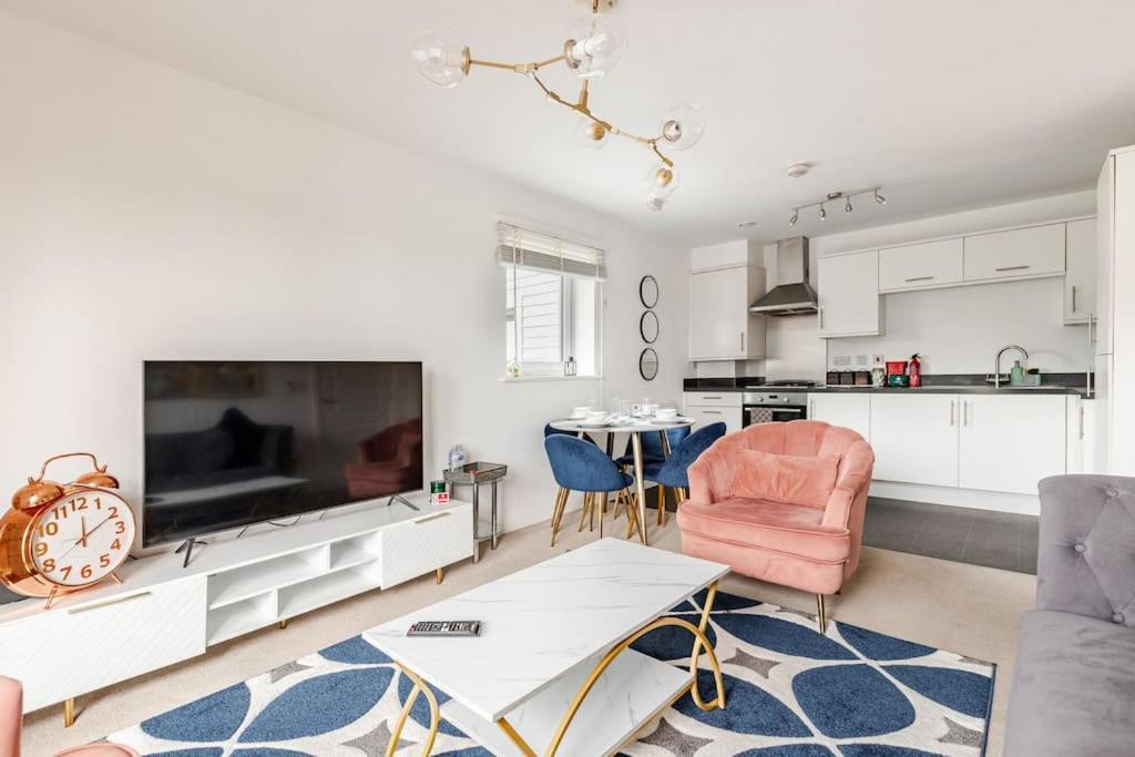 Stylish Station Apartment In Rochester With Free Parking Wainscot ภายนอก รูปภาพ