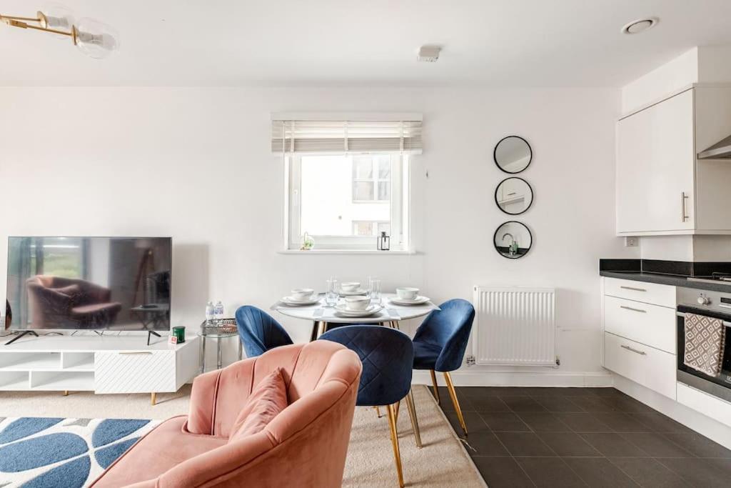 Stylish Station Apartment In Rochester With Free Parking Wainscot ภายนอก รูปภาพ