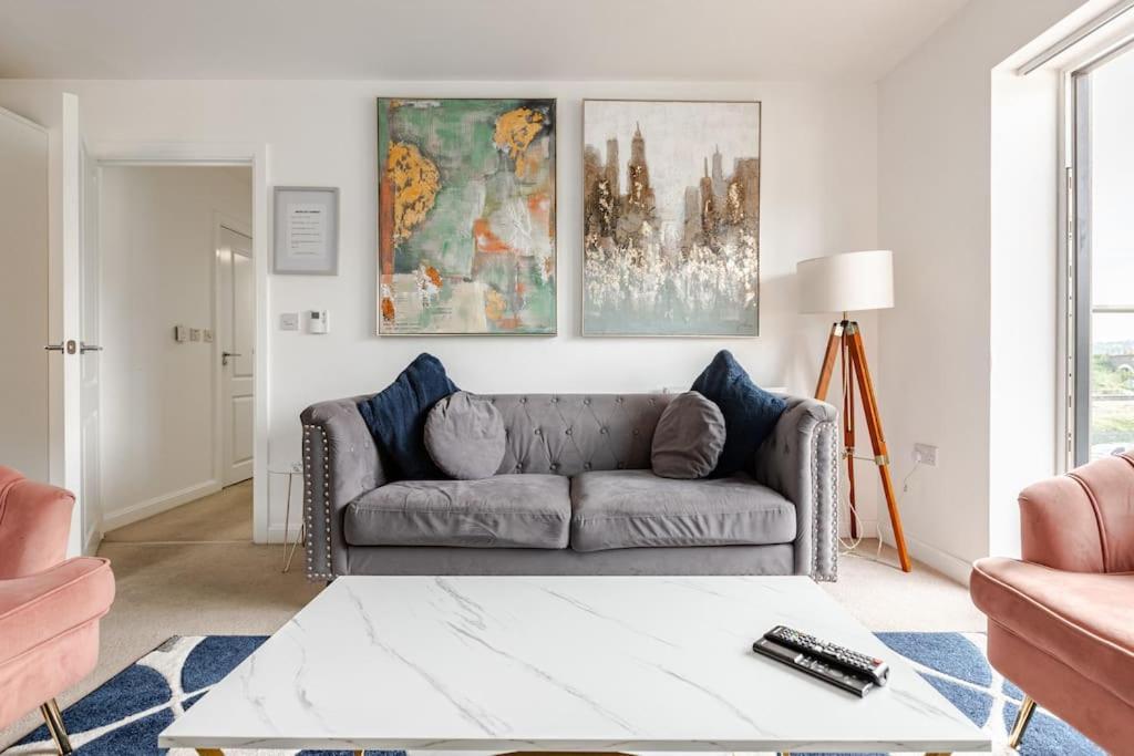 Stylish Station Apartment In Rochester With Free Parking Wainscot ภายนอก รูปภาพ