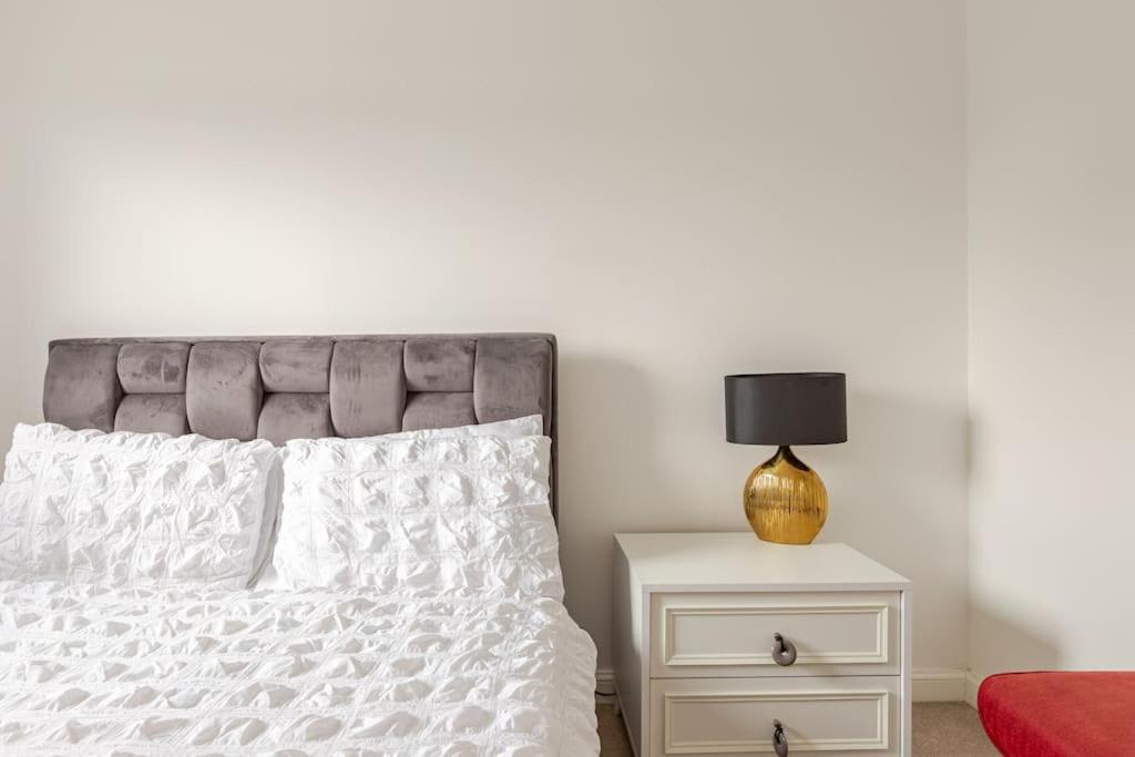 Stylish Station Apartment In Rochester With Free Parking Wainscot ภายนอก รูปภาพ